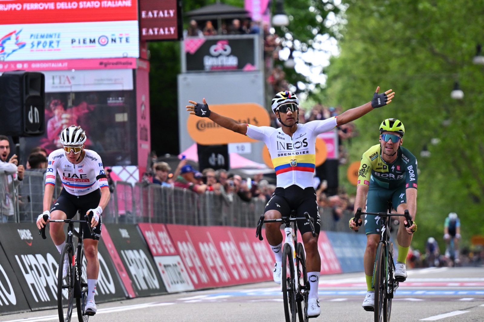 Narváez celebrates winning stage 1 of the 2024 Giro d'Italia. ©️ Sprint Cycling Agency