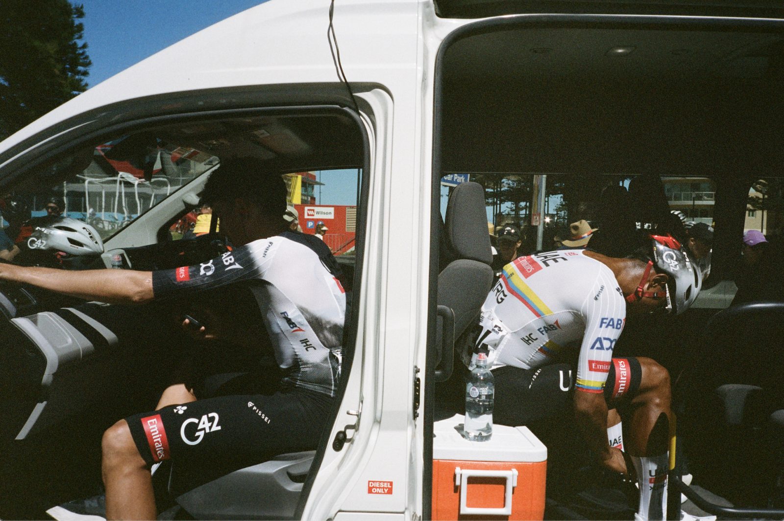 Soler and Narváez prepare for a hot day in the saddle