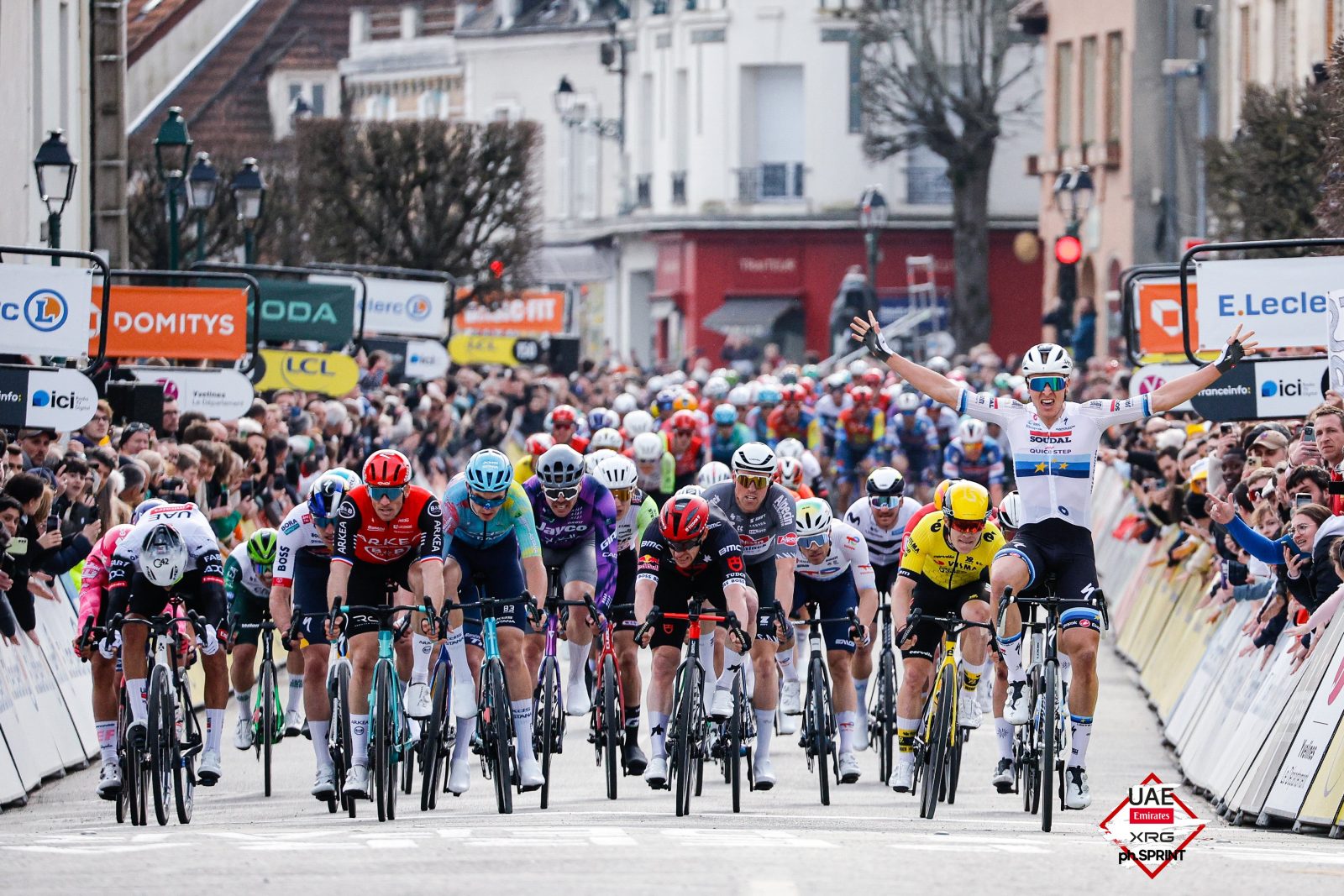 Sebastian Molano sprints on stage 1 of the 2025 Paris-Nice